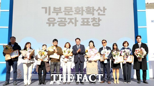 기부의 날 행사에서 최대호 안양시장(가운데)과 표창을 받은 기부 유공자들이 기념촬영을 하고 있다. /안양시