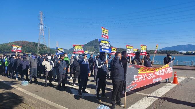 포스코 광양제철소의 공사를 진행한 에이치피이앤씨 노동자들과 일용직 근로자들이 미수 금액·휴일·주말 연장 작업 대가 지급하라며 집회를 하고 있다. /김동언 기자