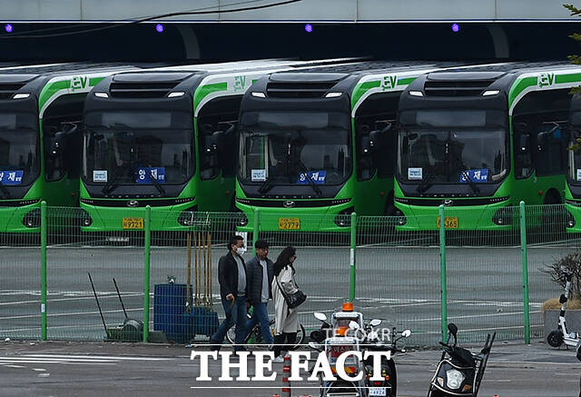 서울시버스노동조합은 이번 판결을 근거로 체불임금 지급과 단체교섭 이행을 강하게 촉구하며, 서울시와 사업조합이 교섭에 성실히 임하지 않을 경우 오는 12일부터 전면 파업에 나설 수 있다고 경고했다. /더팩트 DB