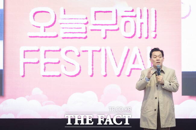 이재준 수원시장이 지난 2일 고색역 상부 공원 일원에서 열린 제1회 탄소중립 한마당 축제에 참석해 인사말을 하고 있다. /수원시