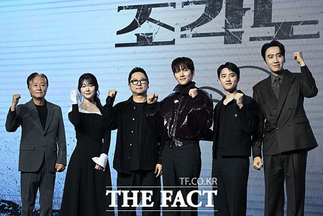 배우 김종수와 조윤수, 박신우 감독, 지창욱, 도경수, 이광수(왼쪽부터)가 3일 오전 서울 여의도 콘래드 서울 호텔에서 열린 디즈니플러스 드라마 조각도시 제작발표회에 참석해 포즈를 취하고 있다. /남용희 기자