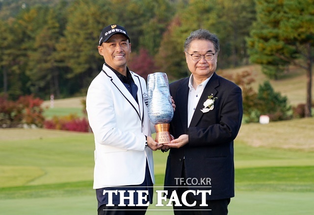 2025 렉서스 마스터즈 시상식 현장에서 이번 대회 챔피언 김재호(왼쪽)와 콘야마 마나부 렉서스코리아 사장이 우승 트로피와 함께 기념 촬영을 하고 있다. /렉서스코리아