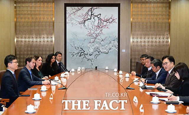 2025 힌츠페터국제보도상 수상자들과 차담 갖는 우원식 국회의장.