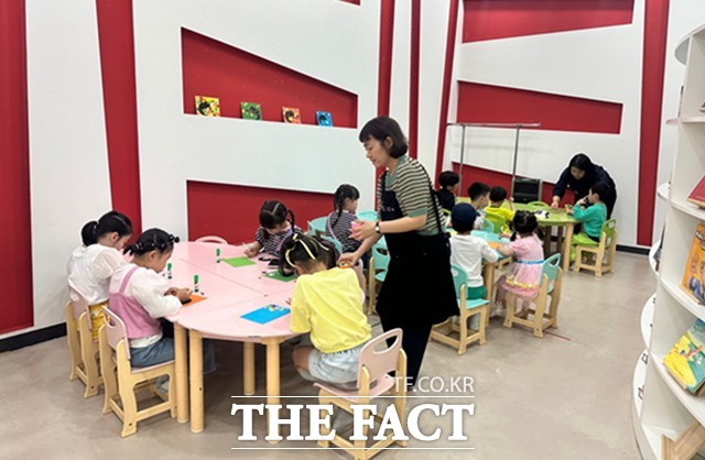 광명스피돔 어린이 문화교실을 찾은 어린이들이 만들기 체험을 하고 있다./국민체육진흥공단