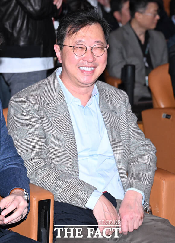 최태원 SK그룹 회장의 친동생인 최재원 수석부회장이 SK AI 서밋 2025(SK AI Summit 2025)에 참석해 웃음짓고 있다.