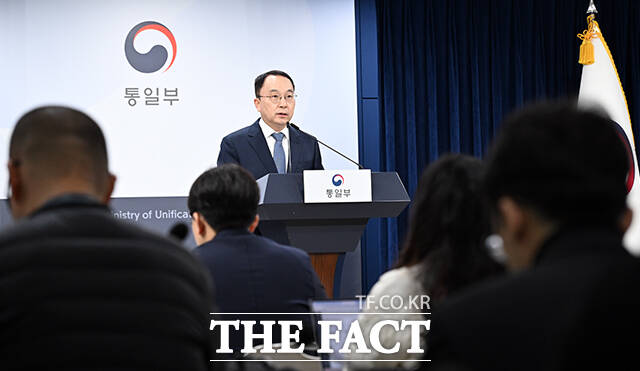 정부는 3일 북한이 한중정상회담에서 논의된 한반도 비핵화 의제에 반발한 데 대해 한반도 비핵화는 국제사회의 일치된 목표라고 선을 그었다. 구병삼 통일부 대변인은 이날 서울 종로구 정부서울청사에서 정례브리핑을 진행했다. /임영무 기자