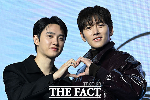 배우 도경수(왼쪽)와 지창욱이 3일 오전 서울 여의도 콘래드 서울 호텔에서 열린 디즈니플러스 드라마 조각도시 제작발표회에 참석해 포즈를 취하고 있다. /남용희 기자