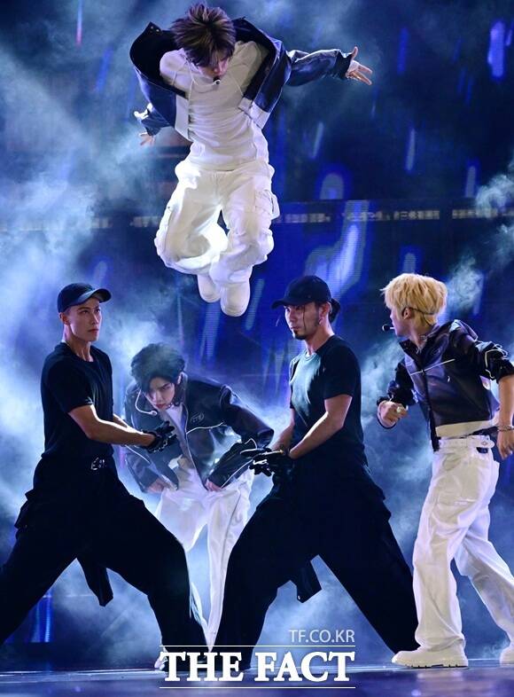 그룹 클로즈 유어 아이즈가 9월 20일 마카오 아웃도어 퍼포먼스 베뉴에서 열린 2025 더팩트 뮤직 어워즈’에 참석해 화려한 퍼포머스를 펼치고 있다./임영무 기자