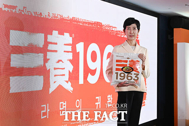 김정수 삼양 부회장이 3일 오전 서울 중구 보코 서울에서 열린 삼양 1963 출시 발표회에 참석해 제품을 선보이고 있다. /서에원 기자