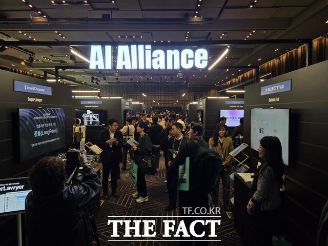 3일 서울 코엑스에서 열린 SK AI 서밋 2025의 AI 얼라이언스 존에서 참가자들이 각 기업의 AI 솔루션을 체험하고 있다. /삼성동=우지수 기자