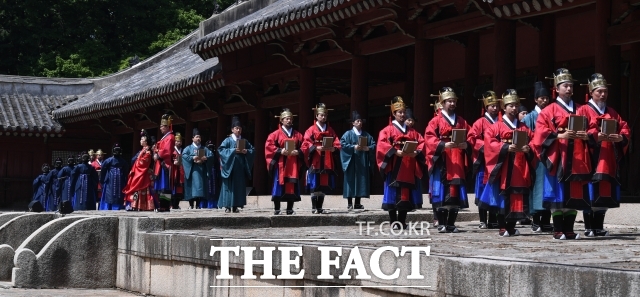 국가유산청(청장 허민)은 3일 서울특별시(시장 오세훈)가 종묘 인근 세운 4구역 재정비촉진계획을 유네스코 권고 절차를 이행하지 않고 변경 고시한 데 깊은 유감의 뜻을 밝혔다. 지난해 서울 종묘 영녕전에서 문화재청 궁능유적본부가 주관한 2024 종묘 묘현례-묘현, 왕후의 기록. /이새롬 기자