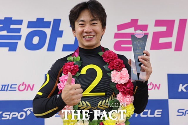 경륜 개장 31주년 기념 대상 경륜에서 우승을 차지한 정종진이 환하게 미소 짓고 있다./국민체육진흥공단