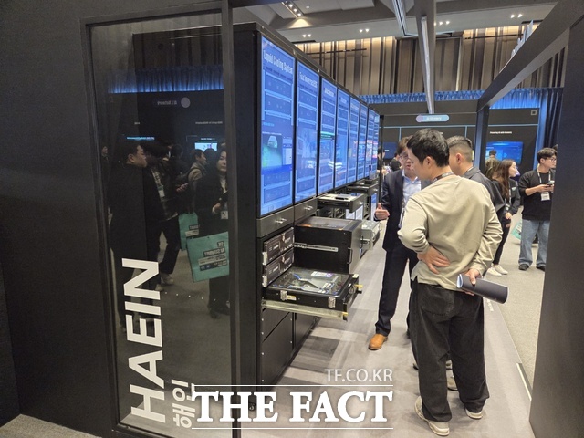 3일 서울 강남구 코엑스에서 열린 SK AI 서밋 2025(SK AI Summit 2025)에 전시된 SK텔레콤의 초대형 GPU 클러스터 해인 부스를 찾은 방문객들이 설명을 듣고 있다. /우지수 기자