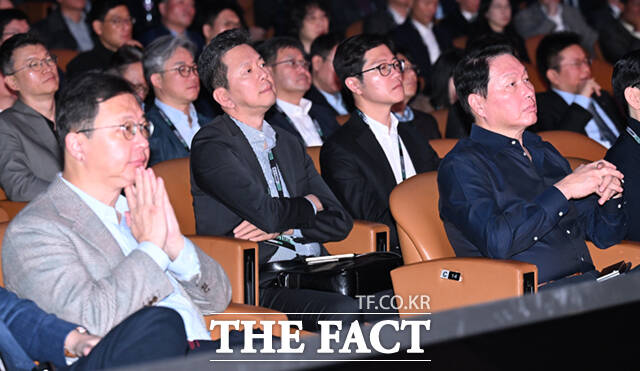 3일 서울 강남구 코엑스에서 SK AI 서밋 2025(SK AI Summit 2025)이 열린 가운데, 최태원 SK그룹 회장(오른쪽)과 친동생인 최재원 수석부회장이 나란히 앉아 있다. /이새롬 기자