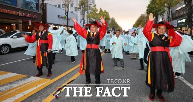 제52회 고창모양성제가 2일 성황리에 막을 내렸다. 사진은 거리 퍼레이드. /고창군