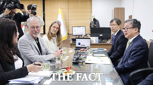 유철환 국민권익위원장(오른쪽)이 3일 오전 서울 종로구 정부서울청사에서 세계적 석학이자 한류 전도사 샘 리처드 교수와 로비 멀리 교수 부부와 대담을 갖고 있다. /임영무 기자