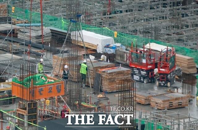 건설업계가 국회에 계류 중인 건설안전특별법에 대한 우려를 재차 표했다. 기업 숨통을 조이는 족쇄가 될 수 있다는 분석에서다. 지난 7월 16일 서울 시내 한 공사현장에서 근로자들이 업무를 하고 있다. /뉴시스