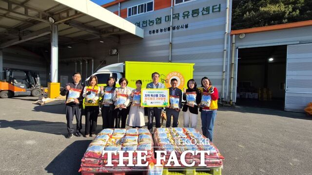 여수광양항만공사가 지역특산품을 구입해 푸드뱅크에 전달하는 행사를 개최하고 있다./여수광양항만공사