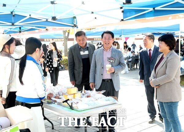 서철모 대전 서구청장이 2일 ‘관저ONE 작은가게 나르샤 축제’를 방문해 주민들과 소통하고 있다. /대전 서구