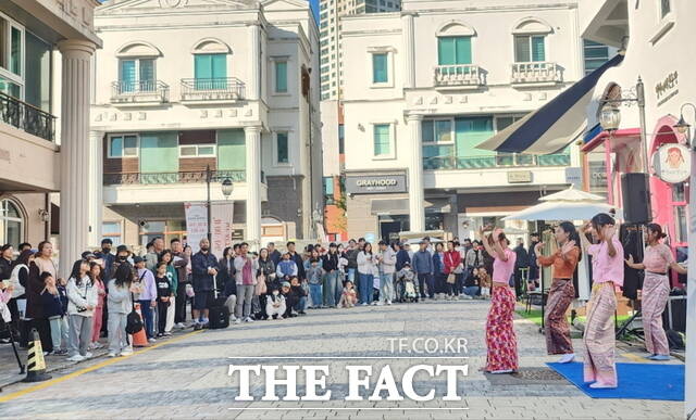 ‘2025 지중해마을 문화축제(Blooming Day Market)’가 유럽풍 거리와 다채로운 프로그램 속에 시민과 관광객의 호응을 받으며 성황리에 개최됐다. /아산시