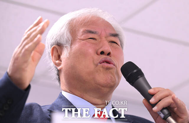 경찰이 서울서부지법 폭동 사태를 선동한 혐의를 받는 전광훈 사랑제일교회 목사 등 9명을 입건하고 6명에 대해 조사를 마쳤다. 경찰은 조만간 수사를 마무리할 계획이다. 사진은 전 목사가 지난 2월5일 서울 영등포구 자유통일당 중앙당사에서 서부지법 난동 사태와 관련해 기자회견을 하고 있는 모습./이새롬 기자