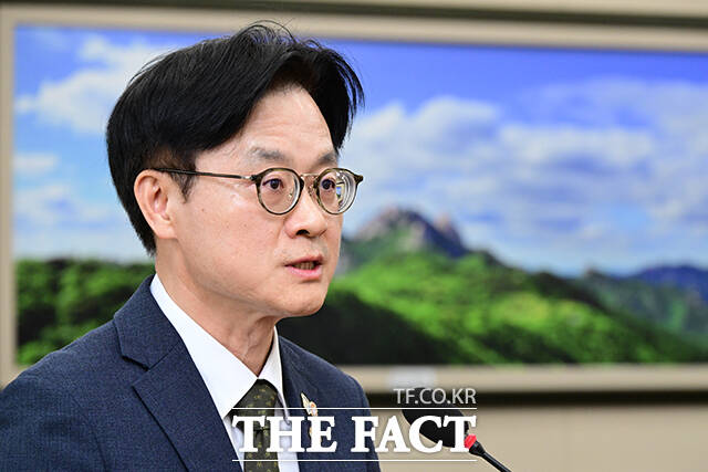 김정관 산업통상부 장관이 3일 그랜드 하얏트 호텔에서 열린 중견기업 CEO 강연회에서 중견기업의 인공지능. /국회=남윤호 기자