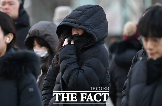 화요일인 4일은 전국 내륙 중심으로 낮과 밤의 기온차가 15도 안팎으로 벌어져 건강관리에 유의해야겠다. 경기동부 중심으로는 영하로 내려가는 곳도 있겠다. /이새롬 기자