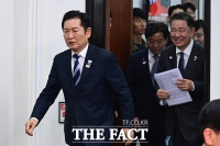  與, 재판중지법 추진 않기로…