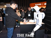  SK AI 서밋, 인간과 악수하는 로봇 [TF사진관]