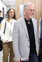  유철환 국민권익위원장 면담 참석하는 샘 리처드·로비 멀비 교수 [포토]