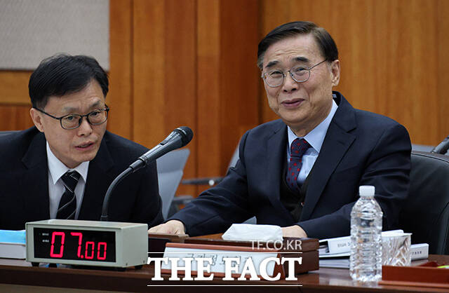 이동수 1차장(왼쪽)과 대화하는 이종석 국가정보원장.