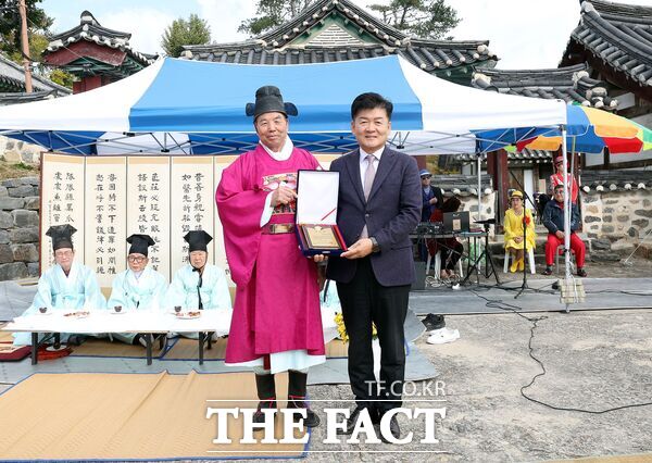 김동수 대전 유성구의회 의장(사진 오른쪽)이 4일 전통문화 계승과 지역사회 발전에 기여한 공로를 인정받아 진잠향교로부터 감사패를 받았다. /의원실