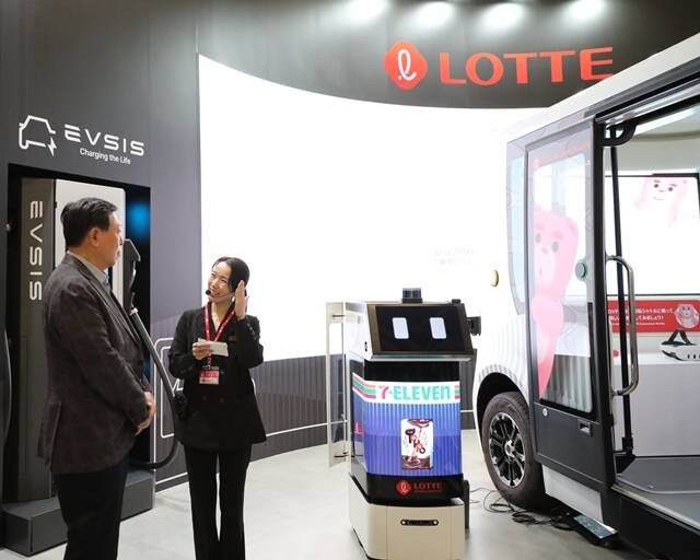 신동빈 롯데그룹 회장이 지난 3일 일본 도쿄에서 열린 재팬모빌리티쇼 2025 롯데관을 찾아 자율주행 기술에 관해 설명을 듣고 있다. /롯데그룹