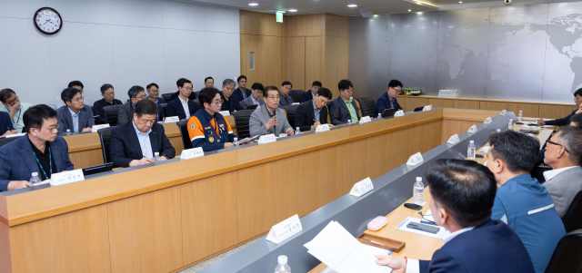 장인화 포스코그룹 회장이 지난 8월 서울 강남구 포스코센터에서 열린 그룹 안전 특별점검회의에서 참석자들과 안전 혁신 방안에 대해 논의하고 있다. /포스코그룹