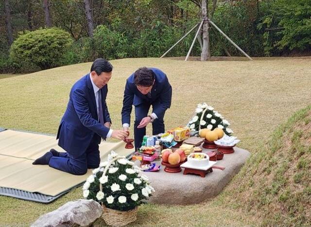 신동빈 롯데그룹 회장이 지난달 31일 울산시 울주군에 있는 신격호 창업주의 선영을 찾아 참배하고 있다. /롯데지주