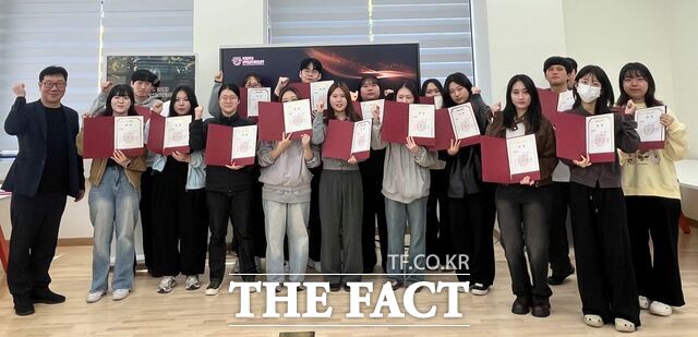 목원대 미래인재관서 열린 대학일자리플러스본부 제26회 입사서류 경진대회 시상식에서 학생들이 기념촬영을 하고 있다. /목원대