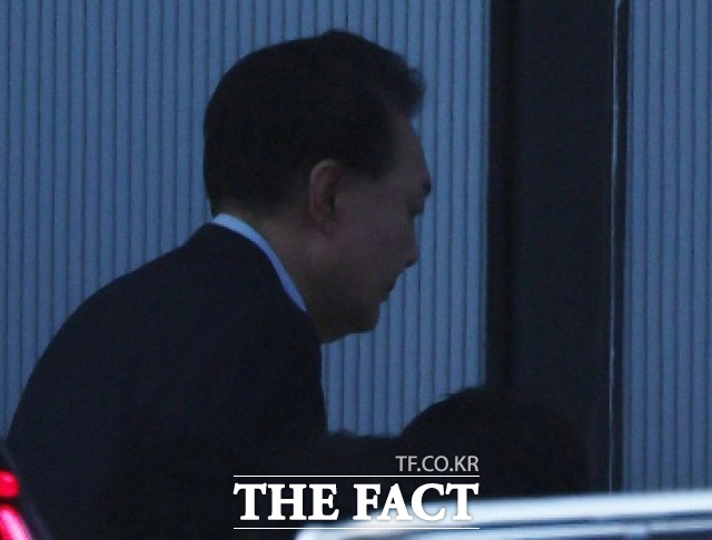 윤석열 전 대통령이 12·3 비상계엄 직후 벌어진 고위공직자범죄수사처 수사 상황에 불만이 많았다는 법정 증언이 나왔다. 윤 전 대통령이 지난 3월 한남동 관저에서 체포돼 경기 과천시 고위공직자범죄수사처에 조사를 받기 위해 출석하고 있다. /과천=박헌우 기자