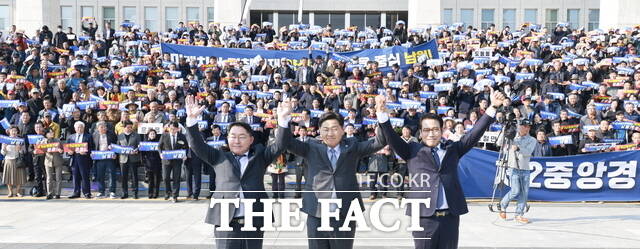 4일 국회의사당을 찾은 김관영 전북도지사(가운데)가 박희승 국회의원(왼쪽), 최경식 남원시장과 함께 ‘제2중앙경찰학교 유치 촉구 결의대회’에서 남원지역 설립 필요성을 촉구하는 퍼포먼스를 하고 있다. /전북도