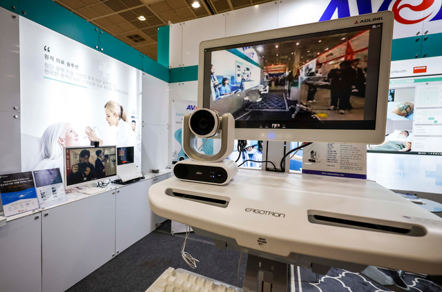 4일 국회와 정부가 원격의료가 필요한 의료 영역 경우 과잉진료를 유발하는 영리성 민간 플랫폼이 아닌 공공플랫폼을 활용해야 한다는 의견이 나왔다. 미국 경우 원격의료 플랫폼은 수익성을 위해 짧은 시간 내 환자를 진료하라고 강요하고 있다. 사진은 2024년 10월 2일 서울 강남구 코엑스에서 열린 국제 병원 의료산업 박람회에 전시된 원격의료솔루션. /뉴시스
