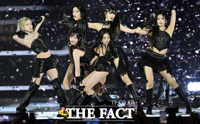 그룹 아이브가 9월 20일 마카오 아웃도어 퍼포먼스 베뉴에서 열린 2025 더팩트 뮤직 어워즈에 참석해 화려한 무대를 펼치고 있다. /임영무 기자