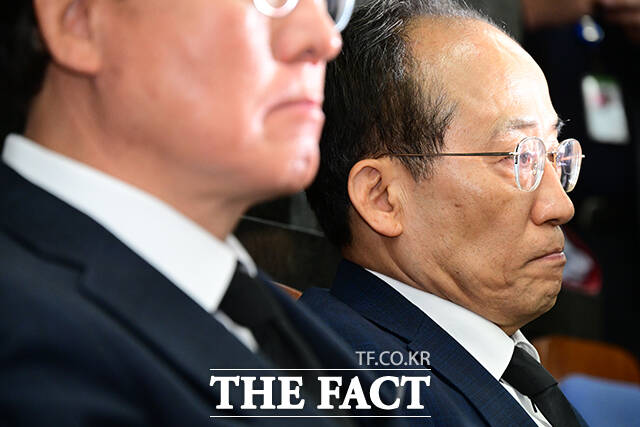 내란중요임무종사 혐의로 구속영장이 청구된 추경호 국민의힘 의원이 4일 오전 서울 여의도 국회에서 열린 의원총회에 참석해 굳은 표정을 짓고 있다./남윤호 기자