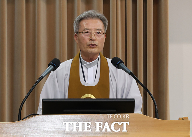 지난 3일 익산시 신동 원광대 숭산기념관 3층 대법당에서 열린 봉고법회에서 학교법인 원광학원 제15대 신임 이사장에 홍산 오은균(64) 교무가 취임했다. /원광대학교