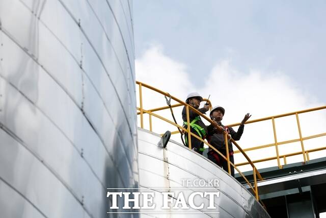 금호석유화학 직원들이 공장 내부 안전 점검을 실시하고 있다. /금호석유화학그룹