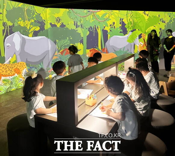 칠갑타워 개장 전 시범 방문한 청양어린이집 어린이들이 체험을 하고 있다. /청양군