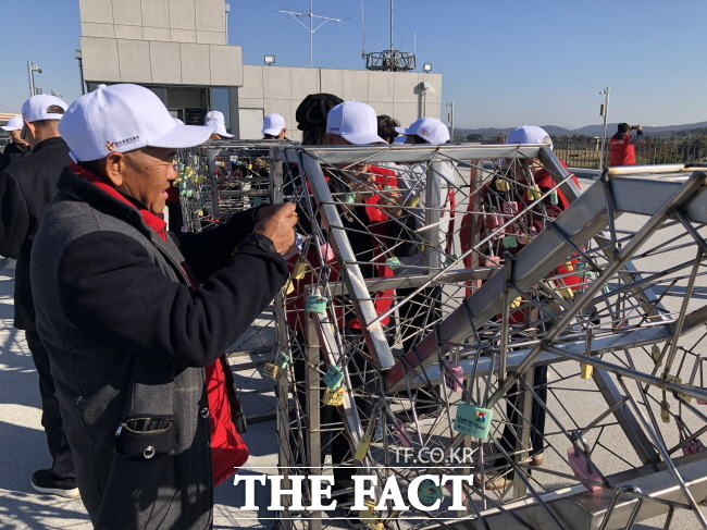 파주 비무장지대(DMZ)를 방문해 평화좌물쇠 체험을 하는 중국 단체관광객. /경기관광공사