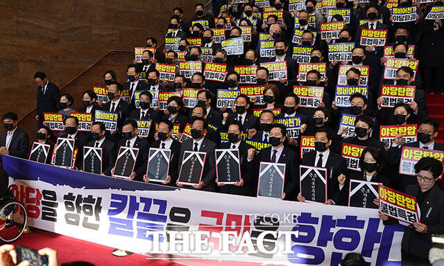 국민의힘 장동혁 대표와 송언석 원내대표를 비롯한 의원들이 4일 서울 여의도 국회 로텐더홀 계단에서 명비어천가 야당파괴, 야당탄압 불법특검이라고 적힌 피켓을 들고 구호를 외치고 있다. /국회=배정한 기자