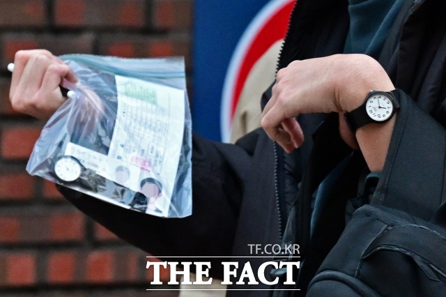 교육부는 4일 2026년도 대학수학능력시험 수험생 유의 사항을 안내했다. 사진은 2025학년도 대학수학능력시험 날인 지난해 11월 14일 오전 서울 영등포구 여의도고등학교에 마련된 수능 시험장에서 수험생이 수험표 등 준비물을 확인하는 모습 ./남윤호 기자