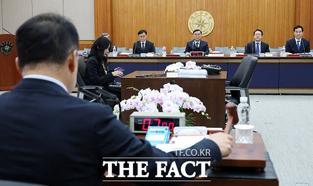 의사봉 두드리는 신성범 정보위원장.