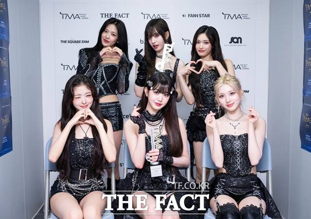 그룹 아이브가 9월 20일 마카오 아웃도어 퍼포먼스 베뉴에서 열린 2025 더팩트 뮤직 어워즈 인터뷰에 참석해 포즈를 취하고 있다./박헌우 기자