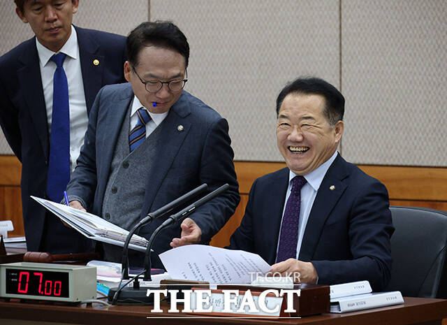 밝은 표정으로 대화하는 신성범 국회 정보위원장과 박선원 여당 간사(왼쪽).